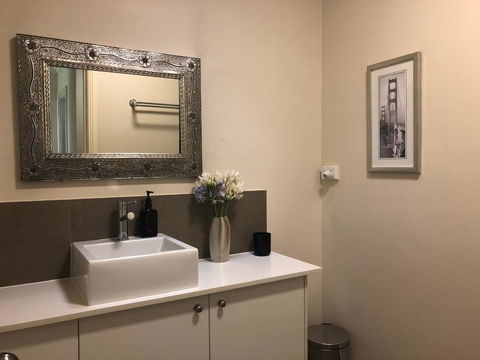 Luxury Room 15mins From Wagga's CBD - Tourism Gold Coast 1