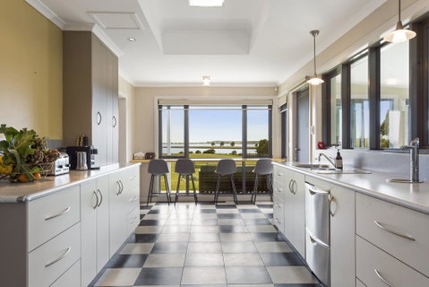 LUXURY WATERFRONT FAMILY HOME-TASMANIA (I)-L'Abode - Tourism Gold Coast 2