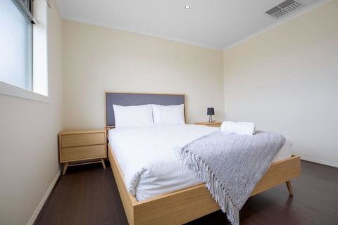 Magnificent Lux Stay@Mont Albert 4BR/WIFI/Garage - Tourism Gold Coast 2