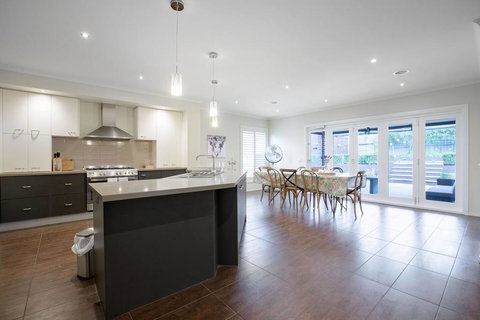 Magnificent Lux Stay@Mont Albert 4BR/WIFI/Garage - Tourism Gold Coast 3