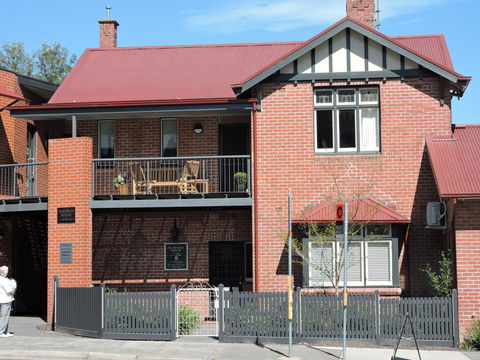 McKenzie House - Tourism Gold Coast 0