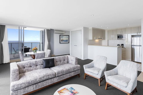 Meriton Suites Broadbeach - Tourism Gold Coast 3