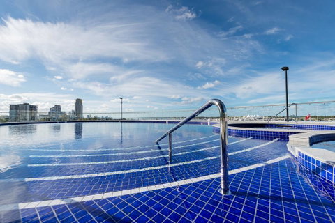 Meriton Suites Southport - Tourism Gold Coast 2