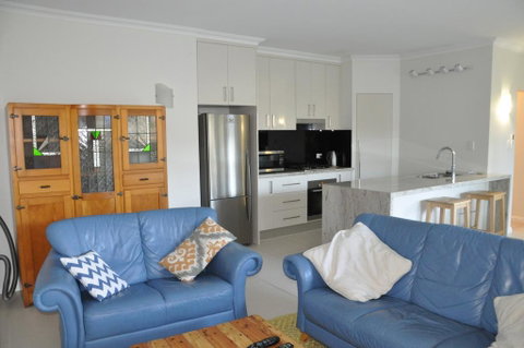 MODERN 3 BEDROOM APARTMENT IN TRADITIONAL QUEENSLANDER , PATIO, LEAFY YARD, POOL - Tourism Gold Coast 3