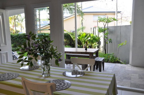 MODERN 3 BEDROOM APARTMENT IN TRADITIONAL QUEENSLANDER , PATIO, LEAFY YARD, POOL - Tourism Gold Coast 1