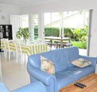 MODERN 3 BEDROOM APARTMENT IN TRADITIONAL QUEENSLANDER  PATIO LEAFY YARD POOL - Tourism Gold Coast