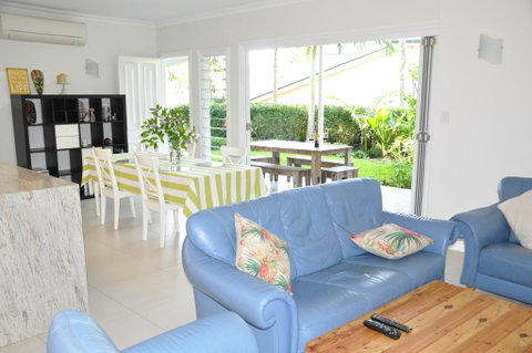 MODERN 3 BEDROOM APARTMENT IN TRADITIONAL QUEENSLANDER , PATIO, LEAFY YARD, POOL - Tourism Gold Coast 0