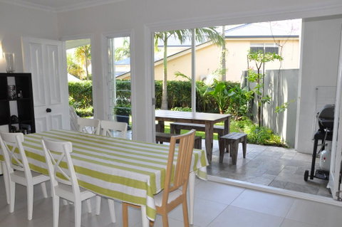 MODERN 3 BEDROOM APARTMENT IN TRADITIONAL QUEENSLANDER , PATIO, LEAFY YARD, POOL - Tourism Gold Coast 2