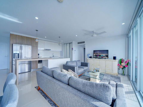 Modern Contemporary Southport Apartment - Tourism Gold Coast 2