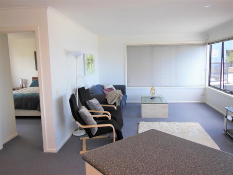 Modern Hobart Apartment With Stunning Views - Tourism Gold Coast 3