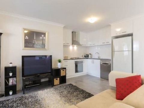 Modern Neat Convenient Apartment Close To Airport - Gold Coast 2
