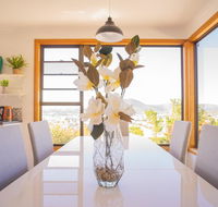 Moonah House-10 mins to CBD  MONA 4BR 2 BATH great view park 3 cars sleep 11 king bed en-suite - Tourism Gold Coast