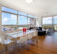 Moore to See - Modern and Spacious 3BR Zetland Apartment with Views over Moore Park - Gold Coast