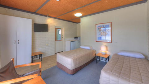 Motel Meneres - Tourism Gold Coast 2