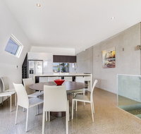 Nautilus 2 Luxury Retreat - Modern beachfront townhouse WiFi water views