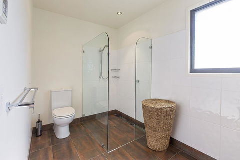 Ned Kelly's Retreat - Sophisticated Style With Modern Convenience And Magical Outlook - Tourism Gold Coast 3