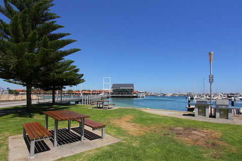 Hillarys Marina Apartment - Tourism Gold Coast 41