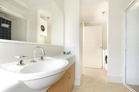 Lodestar Waterside Apartments - Tourism Gold Coast 34