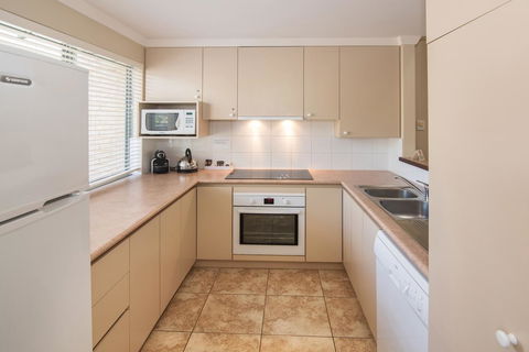 Bayshore Beachside Resort - Tourism Gold Coast 19
