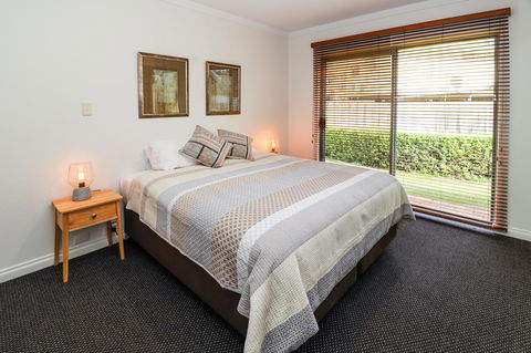 Bayshore Beachside Resort - Tourism Gold Coast 1