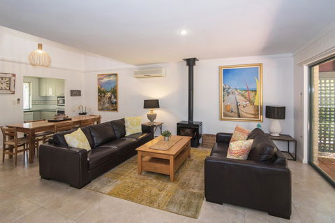 Bayshore Beachside Resort - Tourism Gold Coast 10
