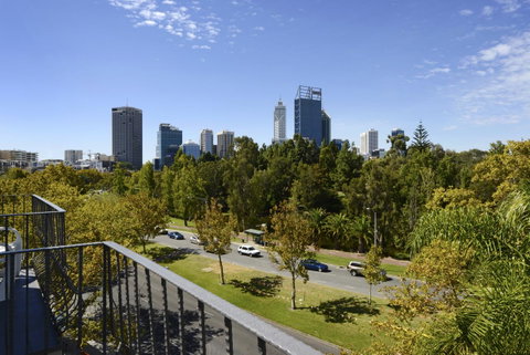 Sullivans Hotel - Tourism Gold Coast 3