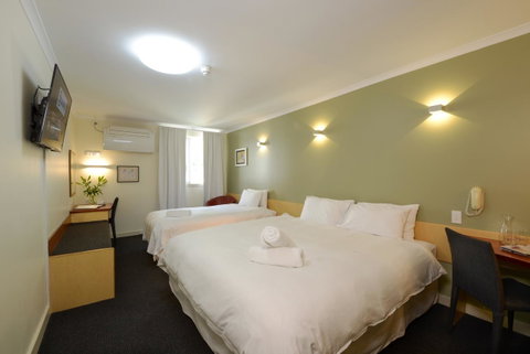 Sullivans Hotel - Tourism Gold Coast 12