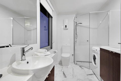 Attika Hotel - Tourism Gold Coast 1