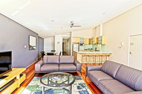 Central Avenue Apartments - Tourism Gold Coast 13