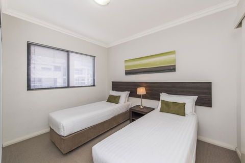 Dolphin Quay Apartments - Tourism Gold Coast 39
