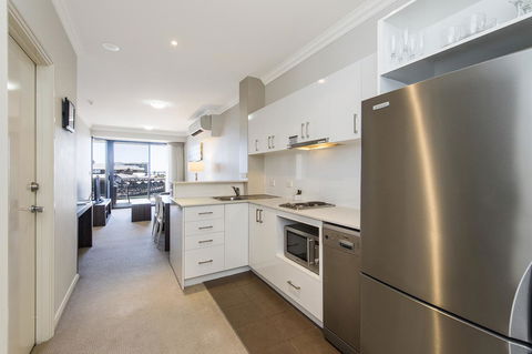 Dolphin Quay Apartments - Tourism Gold Coast 34