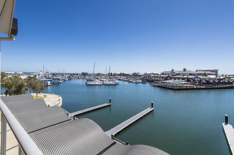 Dolphin Quay Apartments - Tourism Gold Coast 16