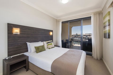 Dolphin Quay Apartments - Tourism Gold Coast 29