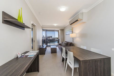 Dolphin Quay Apartments - Tourism Gold Coast 33