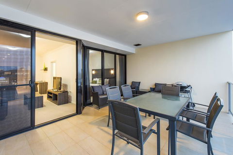 Dolphin Quay Apartments - Tourism Gold Coast 37