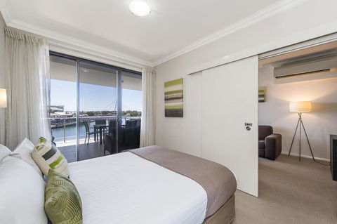 Dolphin Quay Apartments - Tourism Gold Coast 28