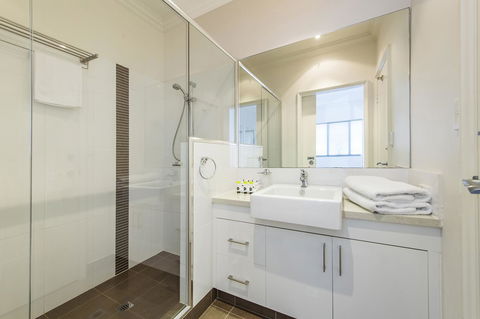 Dolphin Quay Apartments - Tourism Gold Coast 40