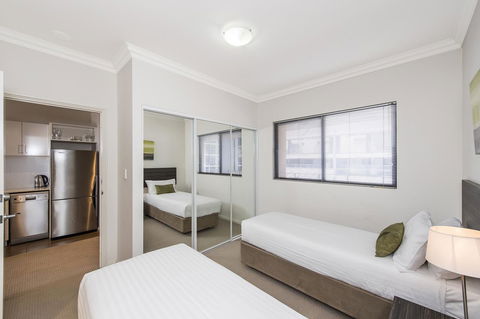 Dolphin Quay Apartments - Tourism Gold Coast 43