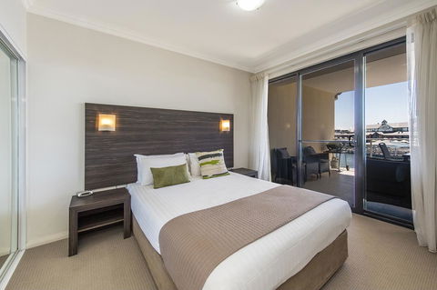 Dolphin Quay Apartments - Tourism Gold Coast 30