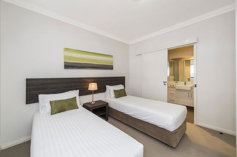 Dolphin Quay Apartments - Tourism Gold Coast 44