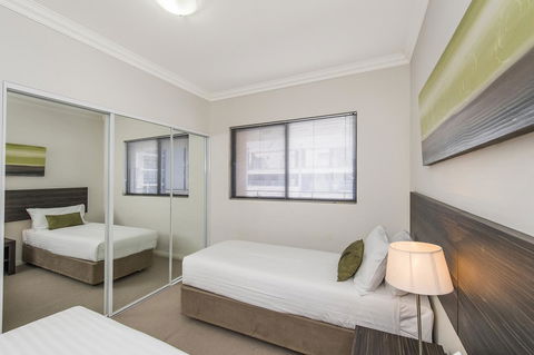 Dolphin Quay Apartments - Tourism Gold Coast 41