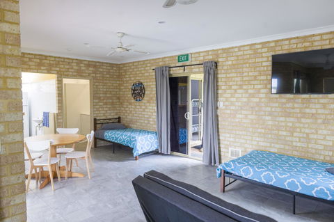 Lancelin Lodge - Tourism Gold Coast 2