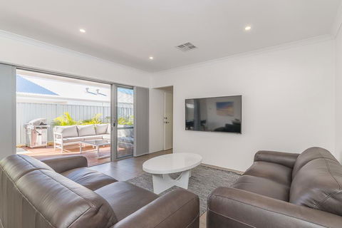 Karrinyup Waters Luxury House Rental - Tourism Gold Coast 9