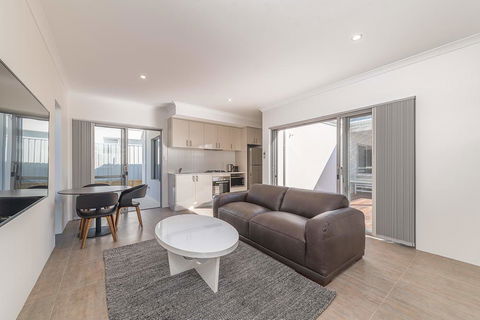 Karrinyup Waters Luxury House Rental - Tourism Gold Coast 3