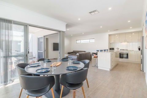 Karrinyup Waters Luxury House Rental - Tourism Gold Coast 18