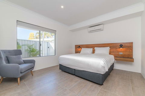 Karrinyup Waters Luxury House Rental - Tourism Gold Coast 11