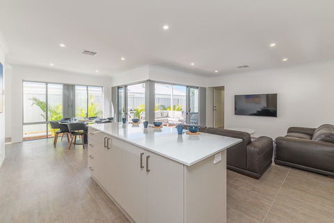 Karrinyup Waters Luxury House Rental - Tourism Gold Coast 13