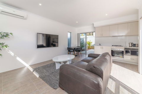 Karrinyup Waters Luxury House Rental - Tourism Gold Coast 4