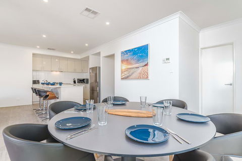 Karrinyup Waters Luxury House Rental - Tourism Gold Coast 1