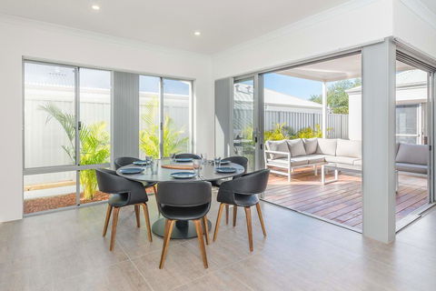 Karrinyup Waters Luxury House Rental - Tourism Gold Coast 0